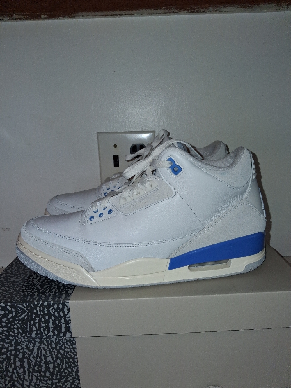 SIZE 12M - AIR JORDAN 3 RETRO,  LUCKY SHORTS. PRE-OWNED WITH BOX.